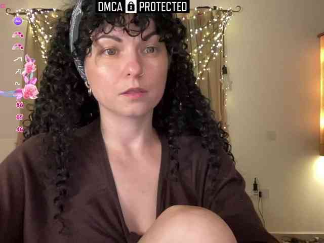 LiliNewdawn webcam