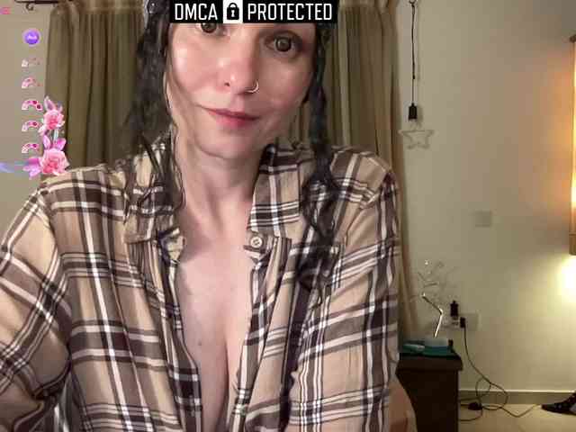 LiliNewdawn webcam