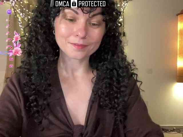 LiliNewdawn webcam