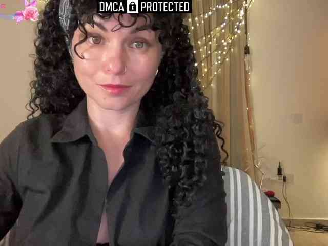LiliNewdawn webcam