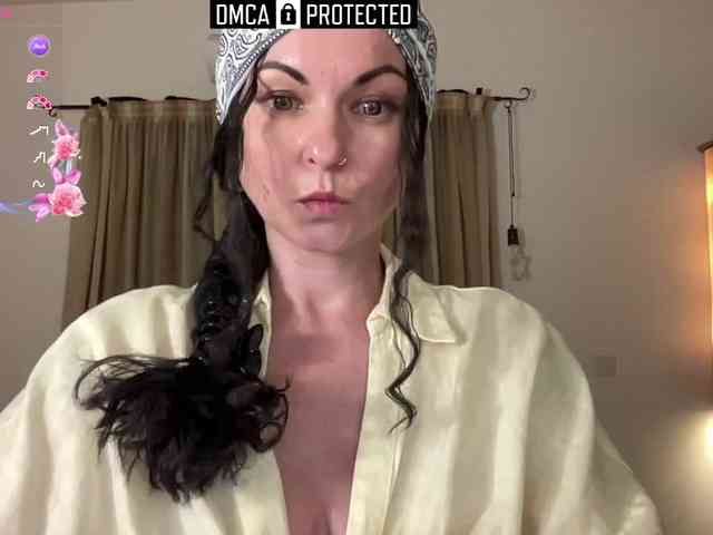 LiliNewdawn webcam