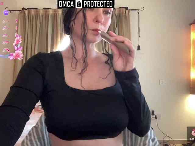 LiliNewdawn webcam