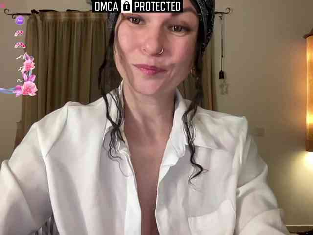 LiliNewdawn webcam