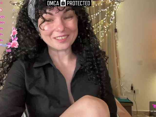 LiliNewdawn webcam