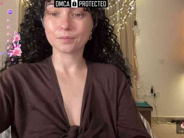 LiliNewdawn webcam