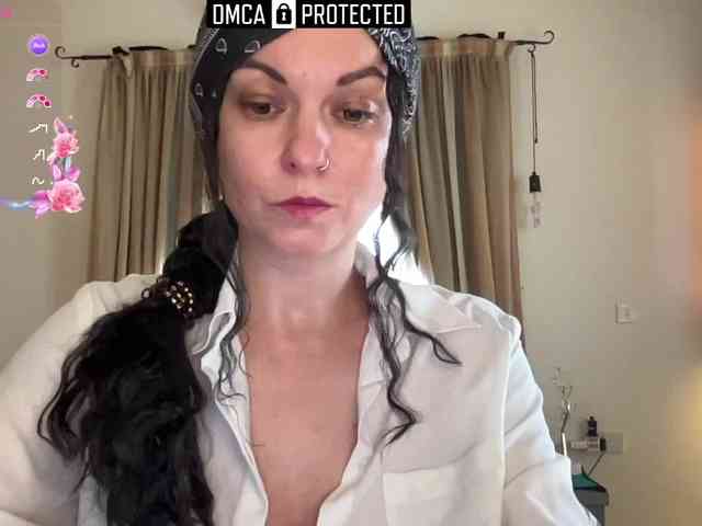 LiliNewdawn webcam