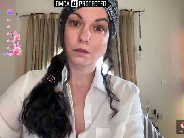 LiliNewdawn webcam