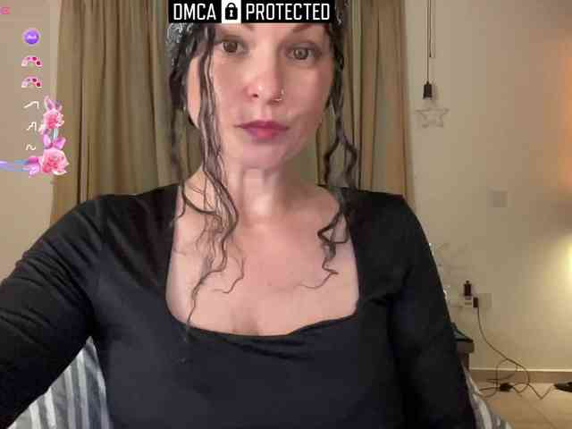 LiliNewdawn webcam