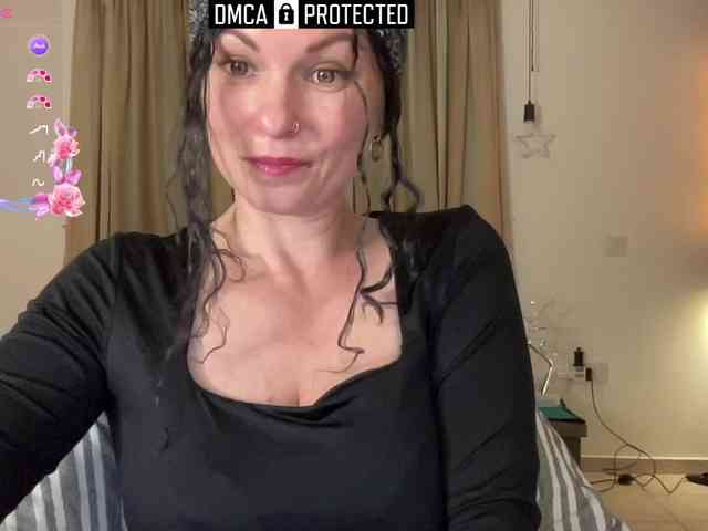 LiliNewdawn webcam