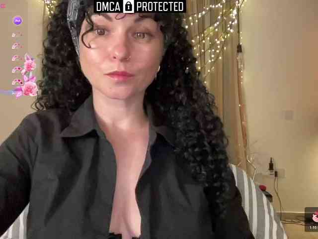 LiliNewdawn webcam