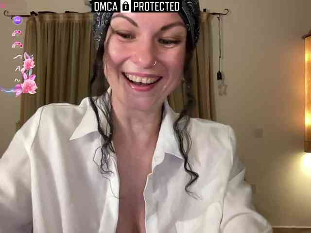 LiliNewdawn webcam