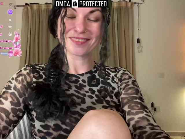 LiliNewdawn webcam