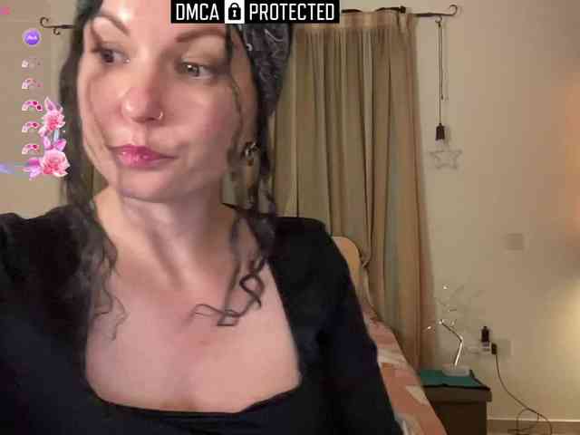 LiliNewdawn webcam