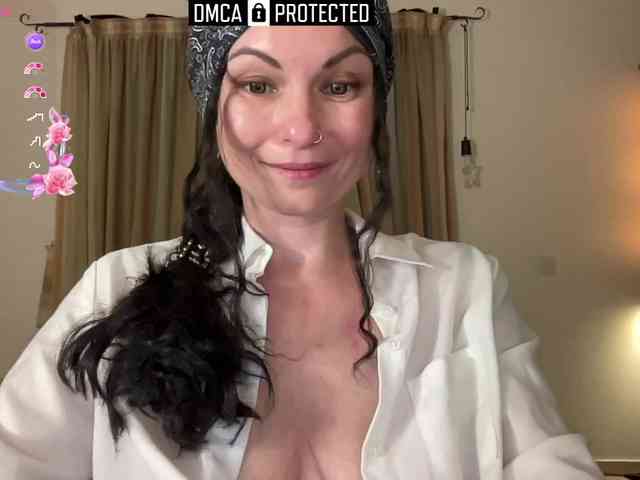 LiliNewdawn webcam