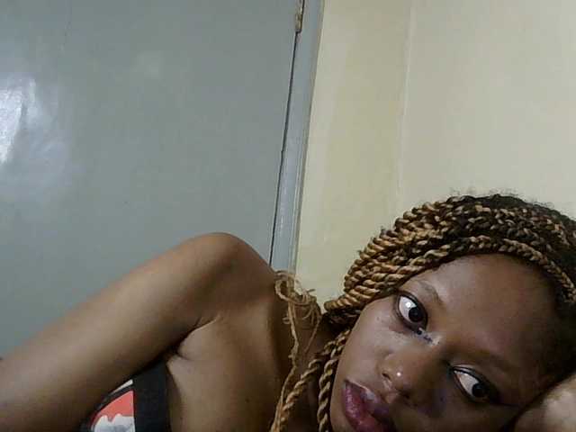 Monrax webcam bongacams model stream image