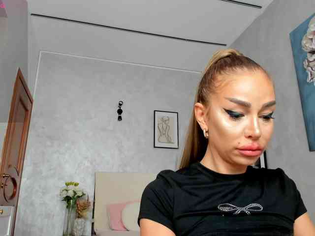 ElinaMoon webcam