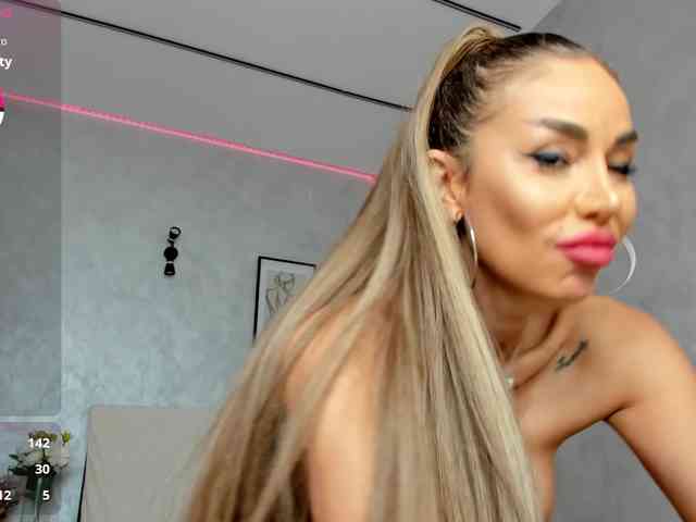ElinaMoon webcam