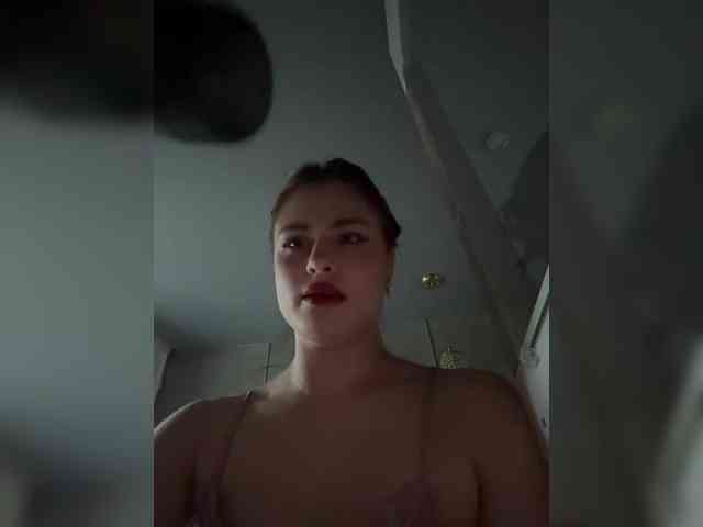 This model is live right now. Vanessa-Tenderness