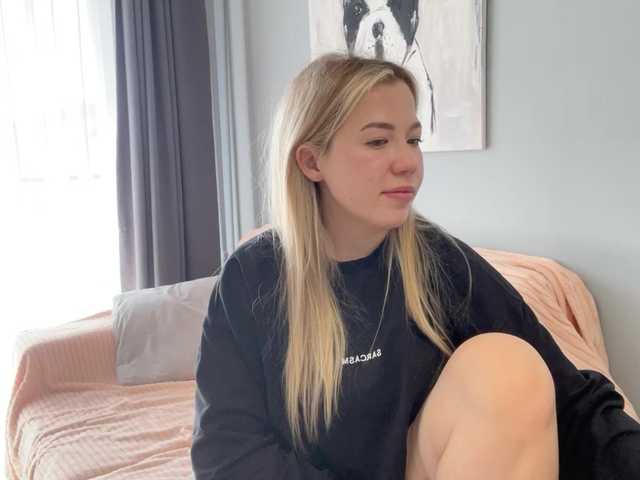 le modèle AlyraSun est en webcam porno dans un show sur le site bongacams, il possède les tags suivants: White/Caucasian,Blonde,Shaved