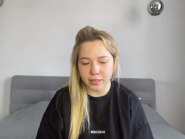 le modèle AlyraSun est en webcam porno dans un show sur le site bongacams, il possède les tags suivants: White/Caucasian,Blonde,Shaved