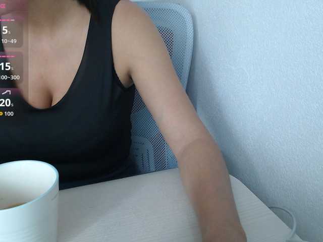 le modèle KristinaTitsBest est en webcam porno dans un show sur le site bongacams, il possède les tags suivants: White/Caucasian,Brunette,Shaved