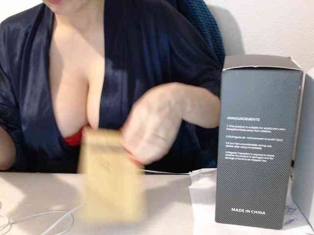 CrazyTitsBest webcam