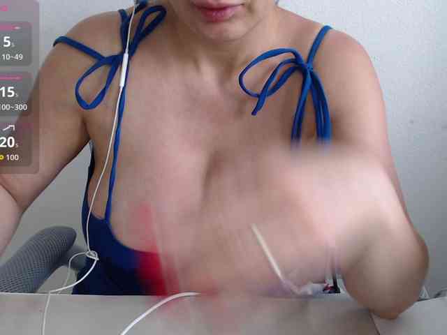 CrazyTitsBest webcam