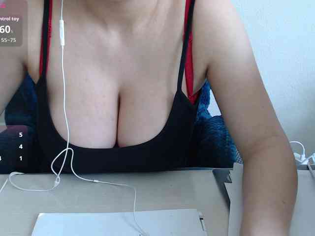 CrazyTitsBest webcam