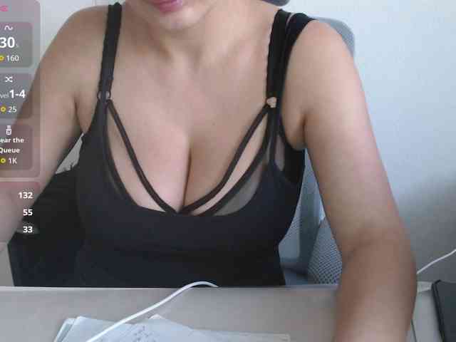 CrazyTitsBest webcam