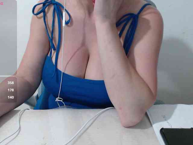 CrazyTitsBest webcam