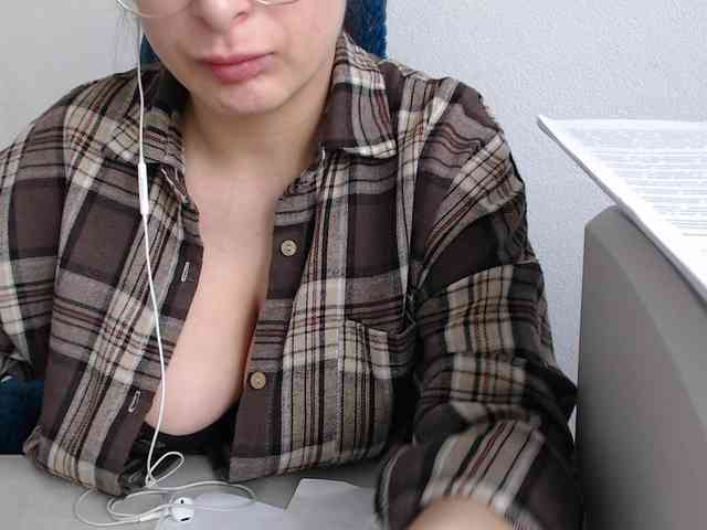 CrazyTitsBest webcam