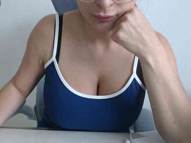 CrazyTitsBest webcam