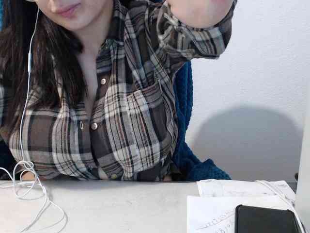 CrazyTitsBest webcam