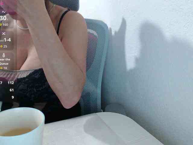 Kristinatitsbest's cam show statistics and live stream