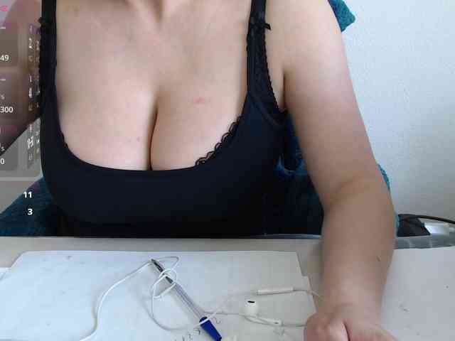 CrazyTitsBest webcam