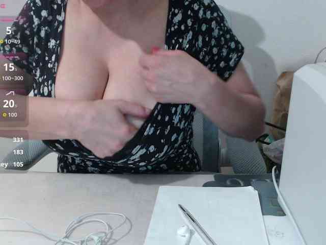 CrazyTitsBest webcam