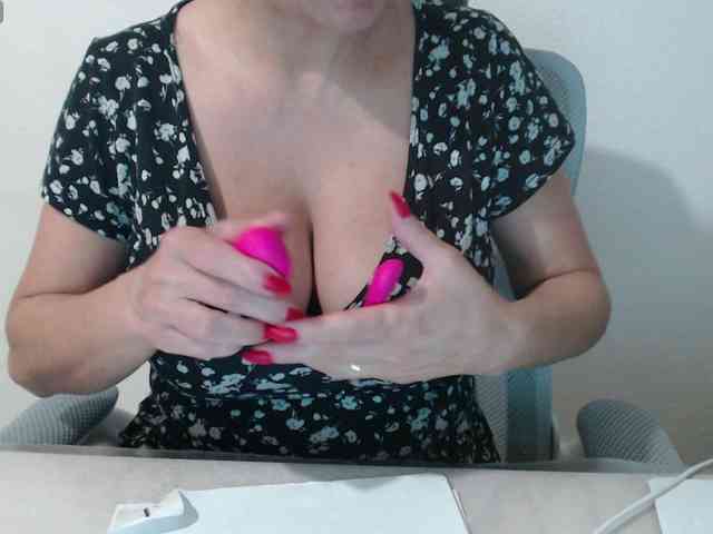 CrazyTitsBest webcam