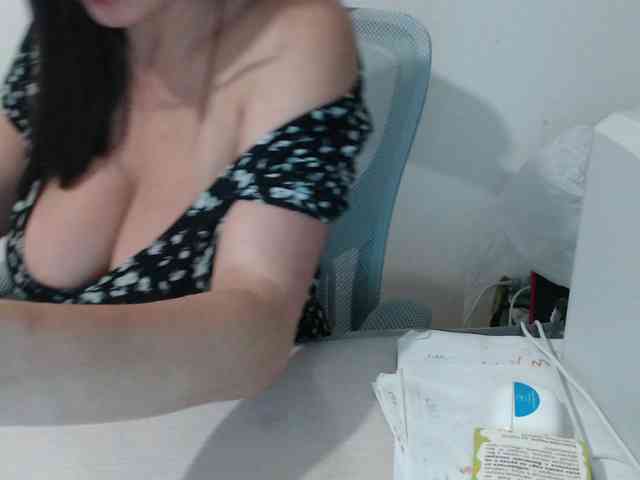CrazyTitsBest webcam