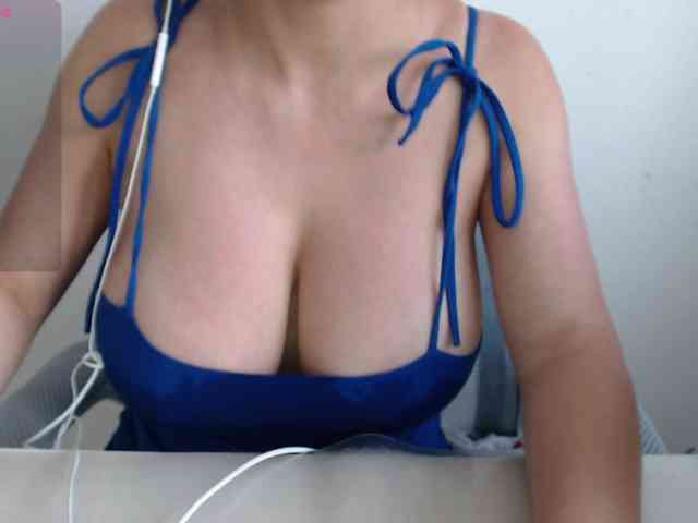 CrazyTitsBest webcam