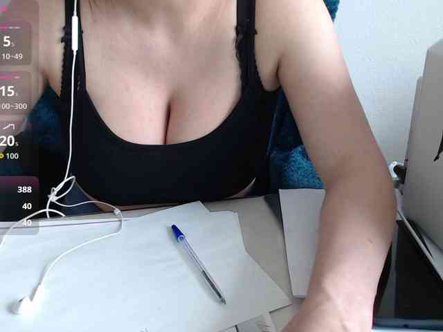 CrazyTitsBest webcam