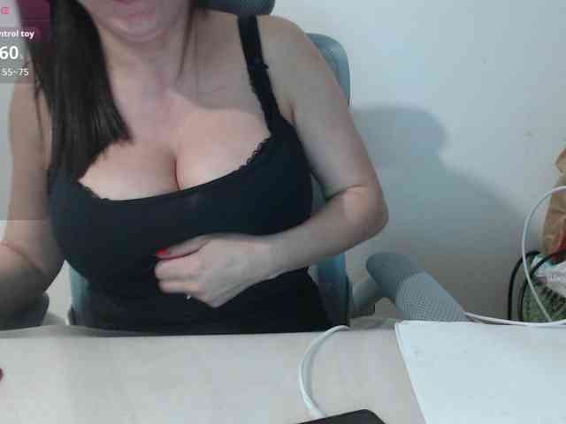 CrazyTitsBest webcam