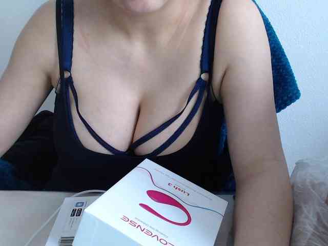 CrazyTitsBest webcam