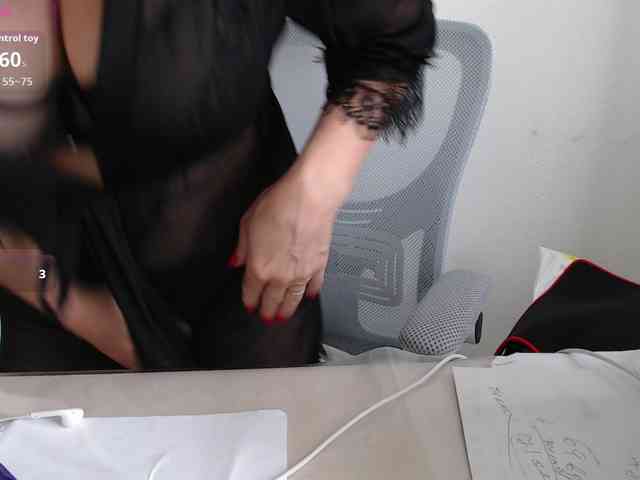 CrazyTitsBest webcam