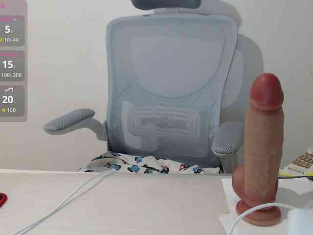 CrazyTitsBest webcam