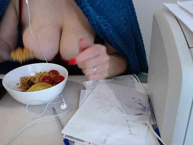 CrazyTitsBest webcam