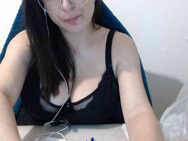 CrazyTitsBest webcam
