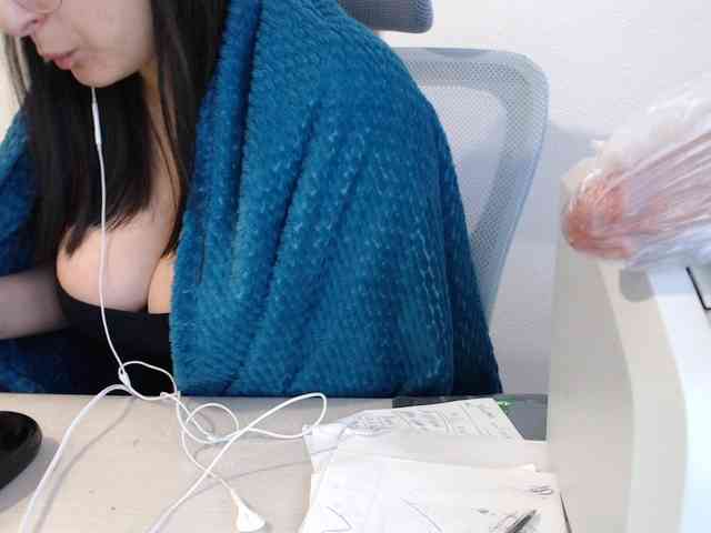 CrazyTitsBest webcam