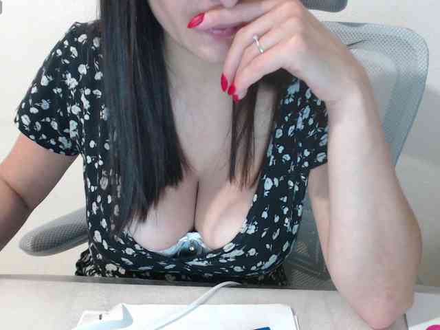 CrazyTitsBest webcam
