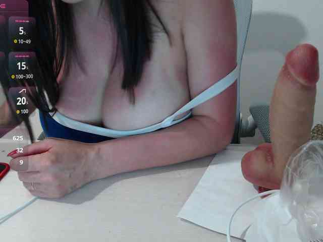 CrazyTitsBest webcam