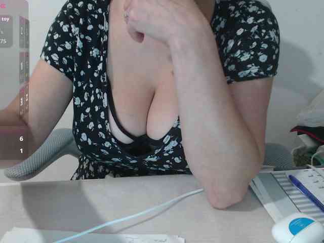 CrazyTitsBest webcam